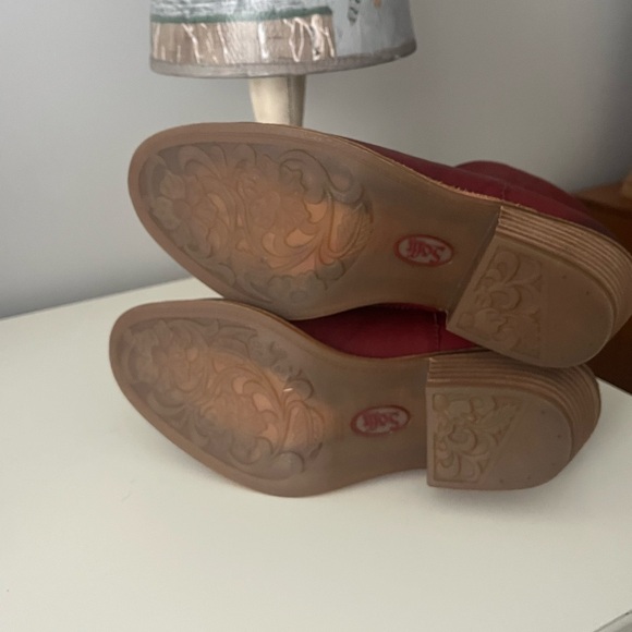 Woman’s Elegant Leather Ankle Boots - Picture 4 of 5